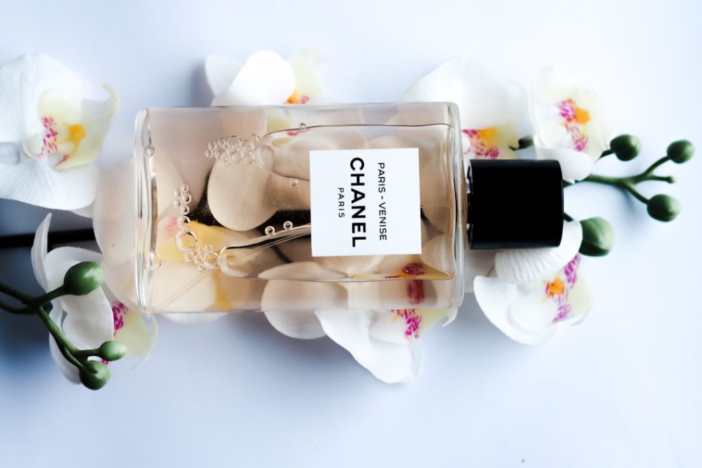white-rose-and-perfume-bottle-urp65z3s6e