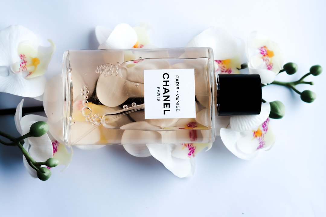white-rose-and-perfume-bottle-urp65z3s6e